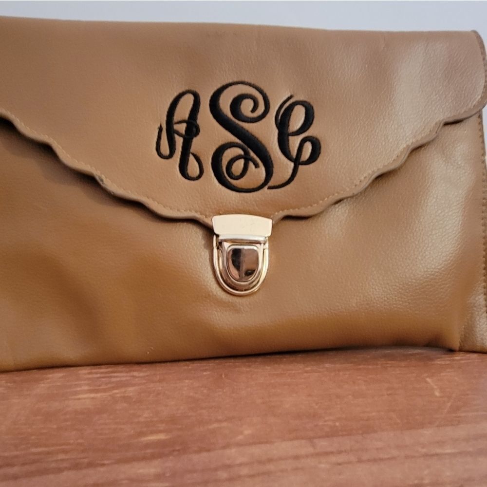 MONOGRAMMED CROSSBODY CLUTCH (ARL INITIALS) - Picture 3 of 16